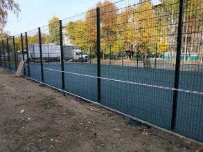 Забор на спортивную площадку 40 метров фото в Серебряных Прудах