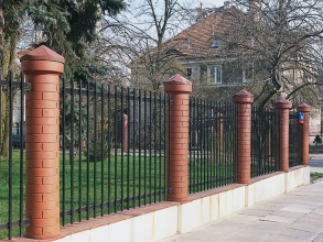 Сварные заборы с кирпичными столбами 50 метров фото недорого под ключ