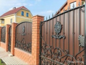 Кирпичный забор с ковкой  150 метров фото в Серебряных Прудах