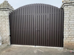 Ворота распашные из евроштакетника - пример 2 фото в Серебряных Прудах