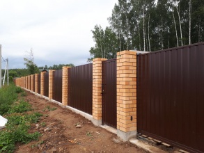 Кирпичный забор на ленточном фундаменте 12 метров фото в Серебряных Прудах