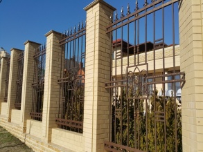 Кирпичный забор с ковкой  10 метров фото в Серебряных Прудах
