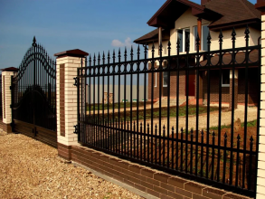 Сварные заборы с кирпичными столбами 12 метров фото в Серебряных Прудах